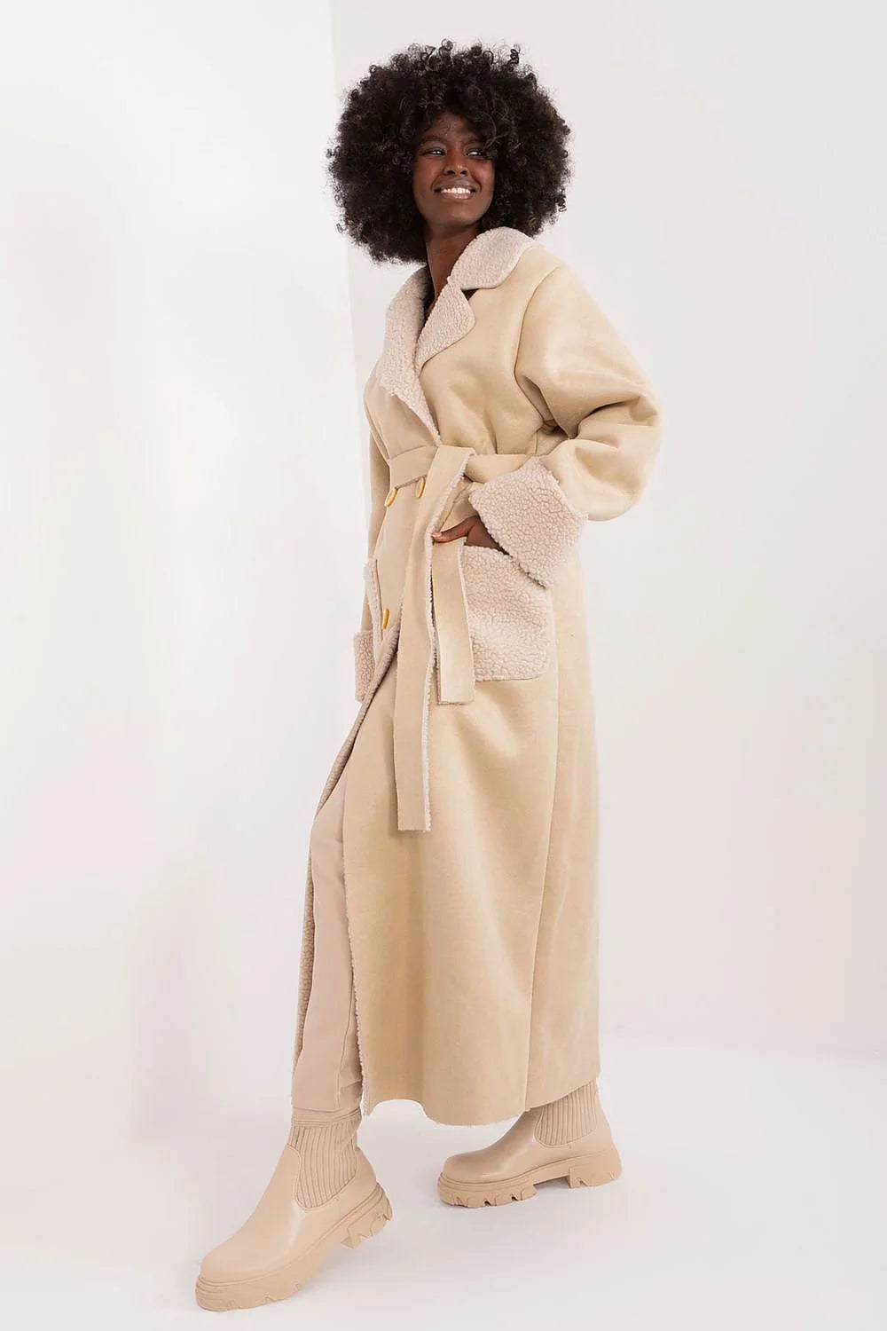 Manteau pour femme long modern élégant beige faux fourrure ceinture double boutonnage manches longues poches femmes hiver
