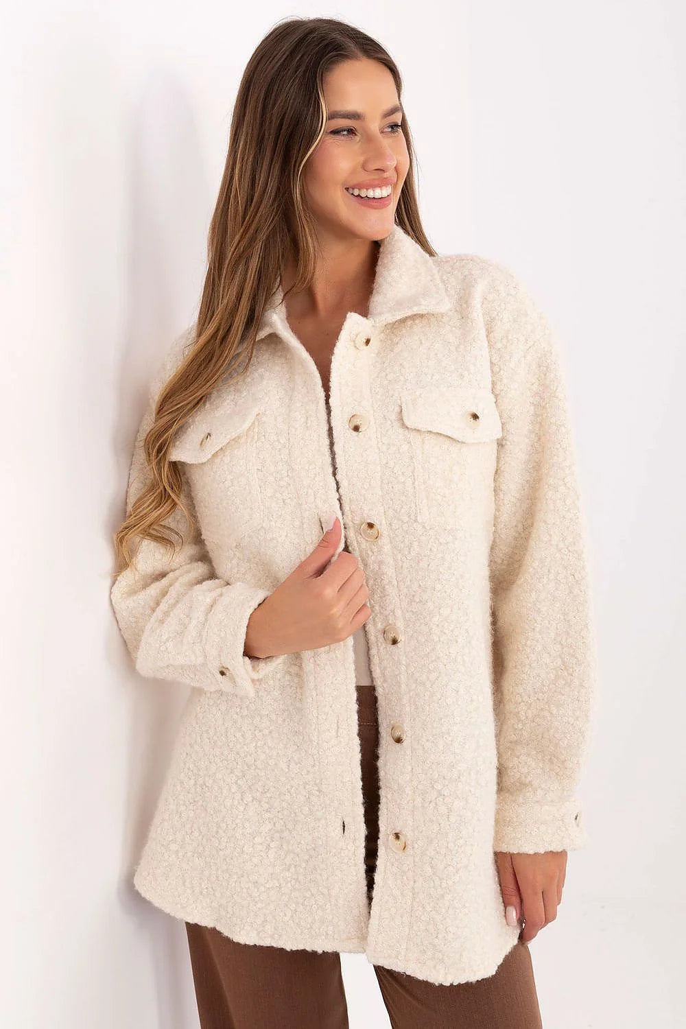 chemise veste shacket bouclé teddy écru oversize manches longues col classique boutons assortis poches poitrine rabat matière texturée