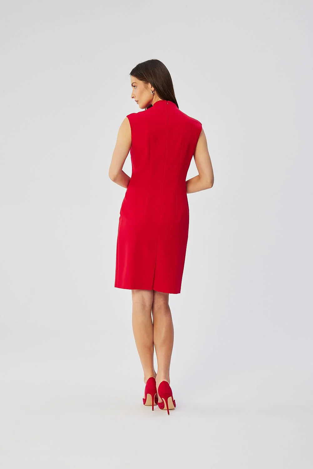 Robe de jour élégante sans manches rouge vif design minimaliste coupe cintrée occasion cocktail réunion professionnelle femme