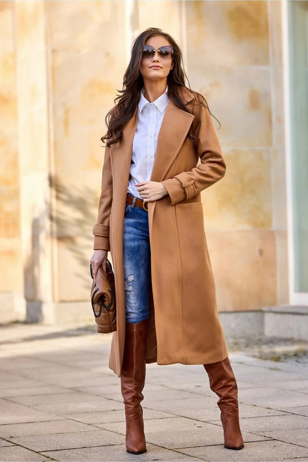Manteau camel en laine classique pour femmes, long, ajusté, ceinture incluse, style intemporel, coupe élégante, poches latérales, matériau confortable, idéal pour l'automne/hiver, porté sur robe ou jeans, look sophistiqué décontracté