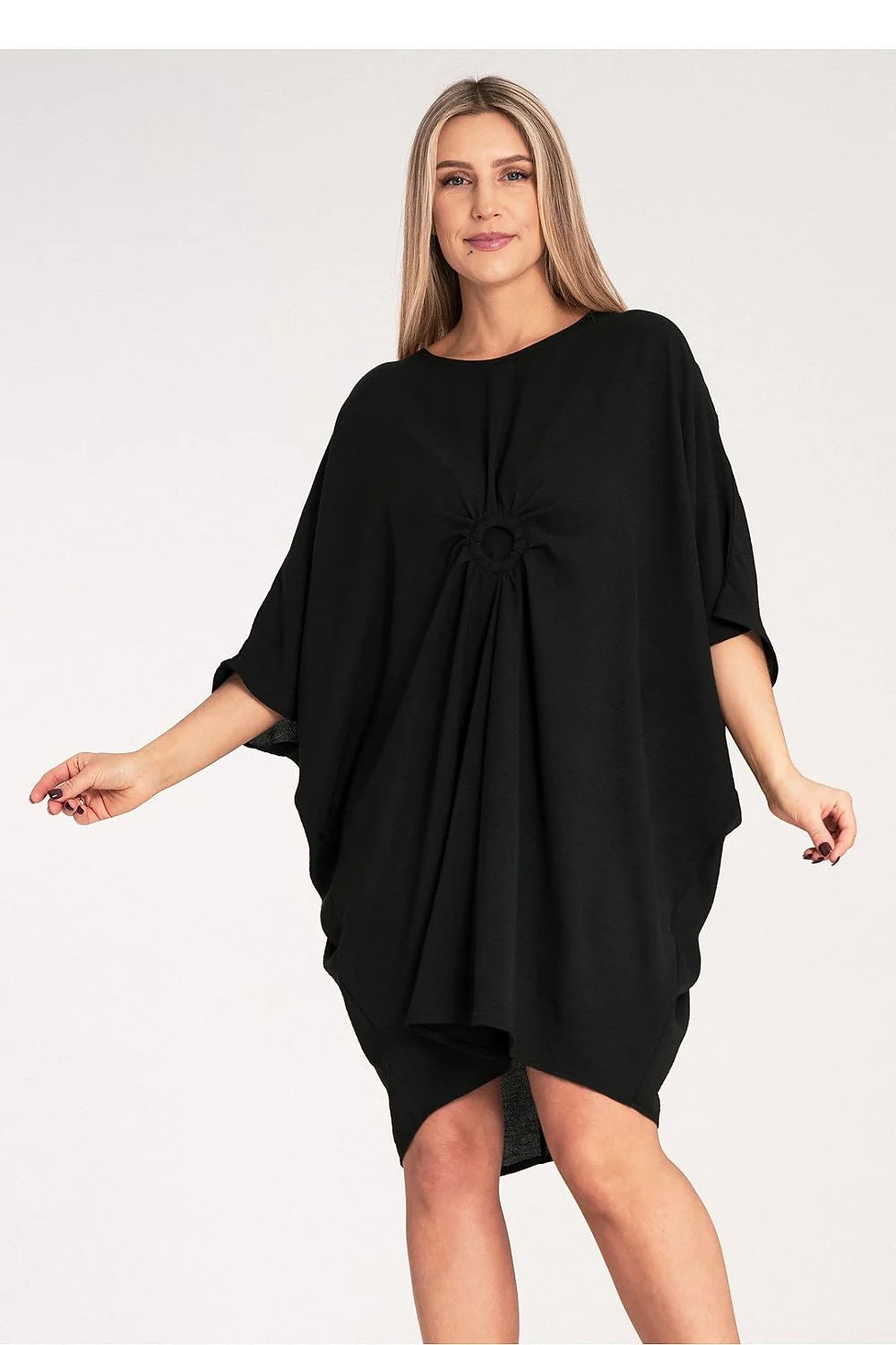 robe asymétrique moderne femme tissu fluide noir manches chauve souris oversize mi longue encolure ronde froncé central drapé structuré confortable
