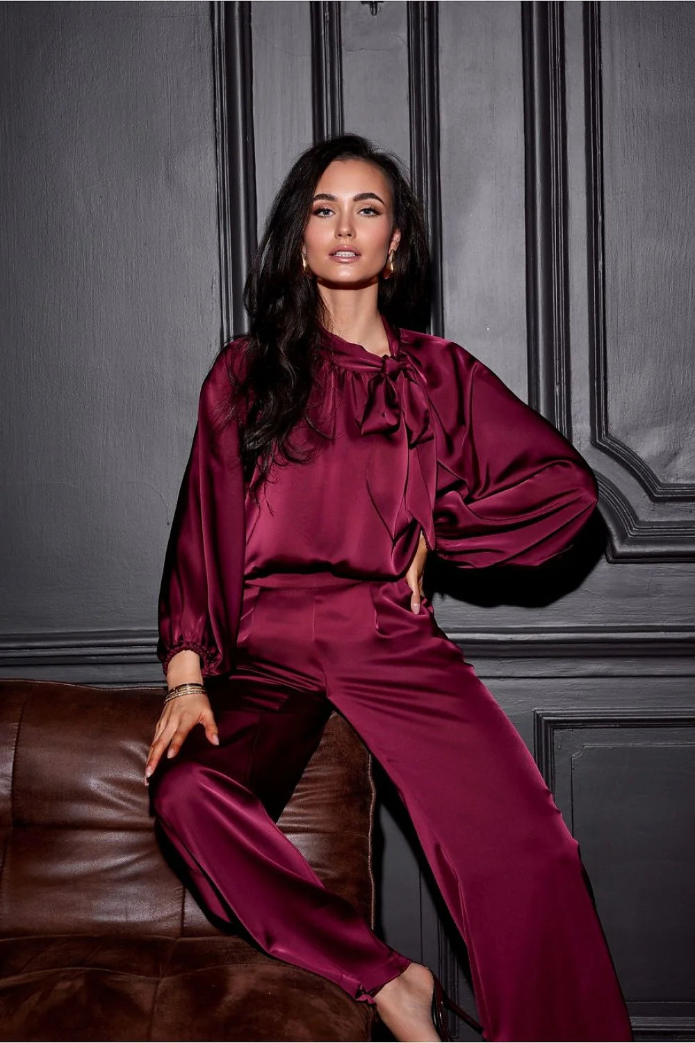 Chemisier en satin longues manches bouffantes élastiquées couleurs bordeaux Polyester 100% Taille ajustable femme mode élégante occasion soirée
