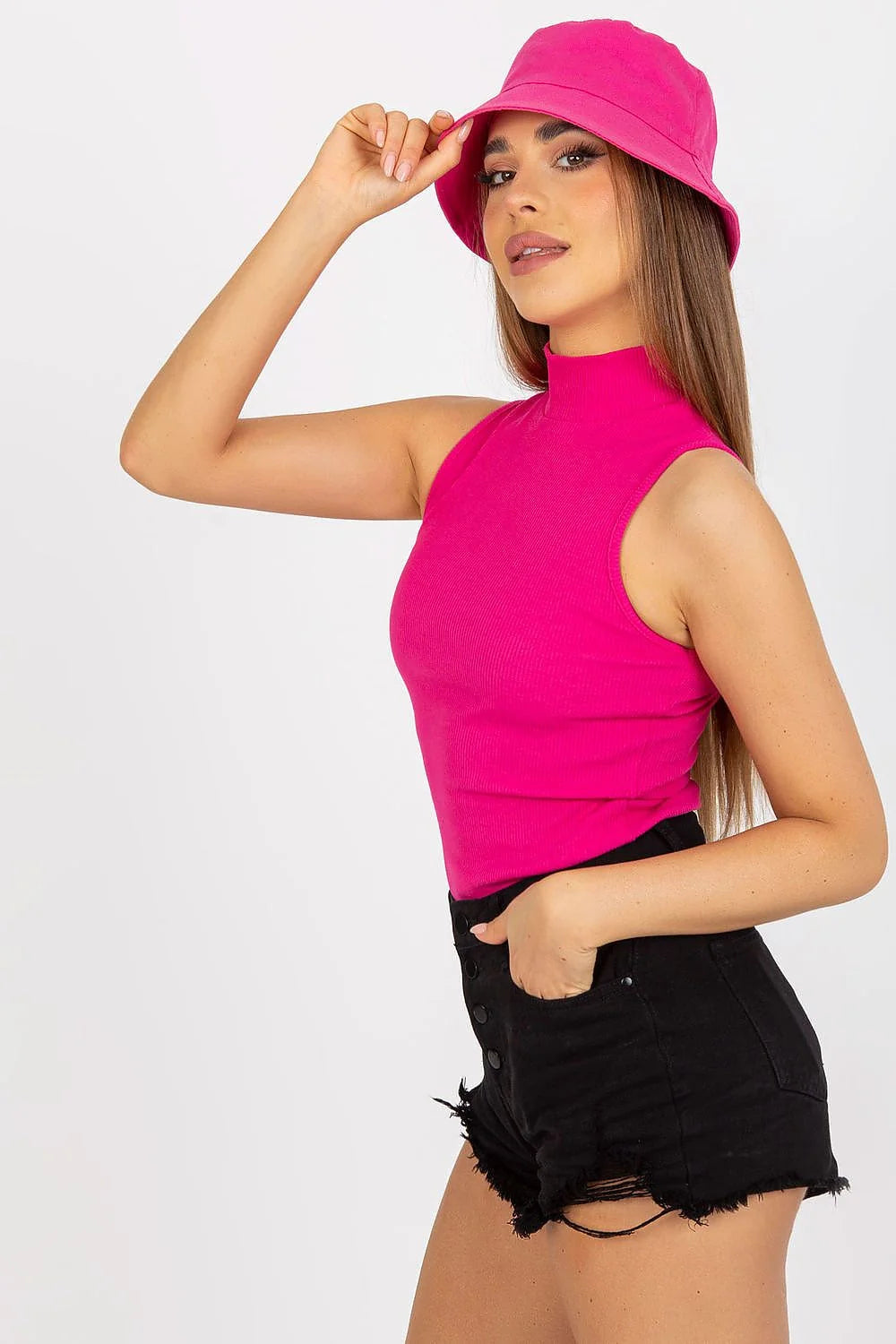 Outfit mode femme 3 pièces chapeau bob haut sans manches short taille haute denim noir coton côtelé rose vif