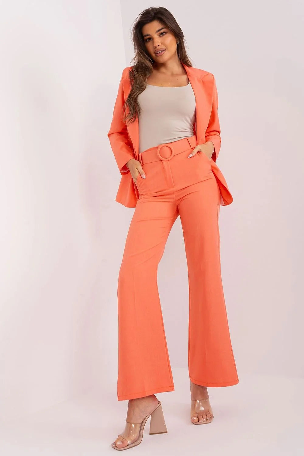 Pantalon femme Italy Moda coupe évasée taille haute matériau polyester élasthanne couleur orange vif ceinture intégrée blazer coordonné haut sans manches