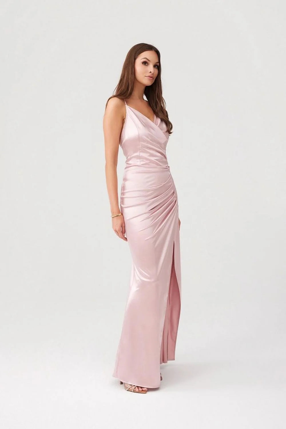 Robe longue élégante dos ouvert décolleté croisé satin rose pâle ajustée fente haute soirée mariage