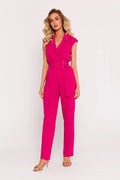 Combinaison Moe pour femme, fuchsia, design moderne, sans manches, col en V, silhouette élégante, coupe ajustée, tissu fluide, occasion semi-formelle, polyvalente, style raffiné, confection polonaise, qualité supérieure