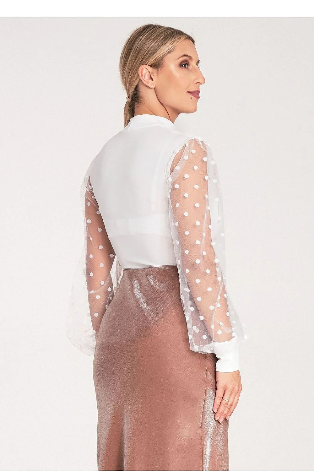 body blouse ajustée blanche col montant découpeV maille stretch opaque silhouette près corps manches longues bouffantes tulle transparent pois blancs