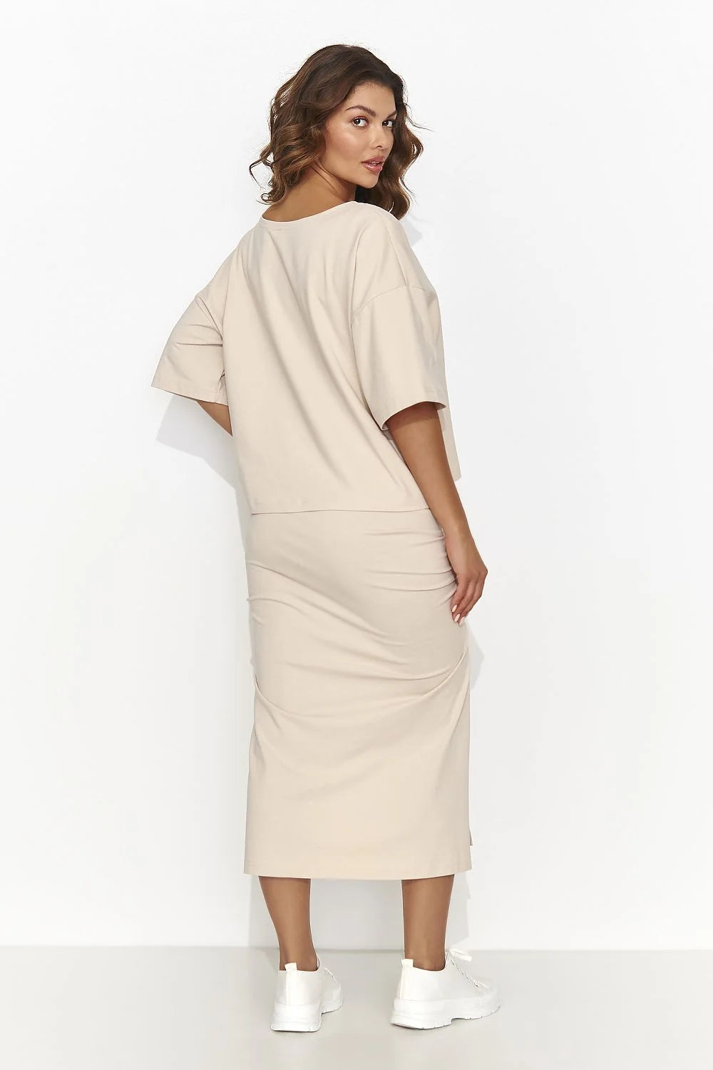 Ensemble féminin élégant moderne coupe ample manches courtes jupe ajustée fente latérale beige coton elasthanne