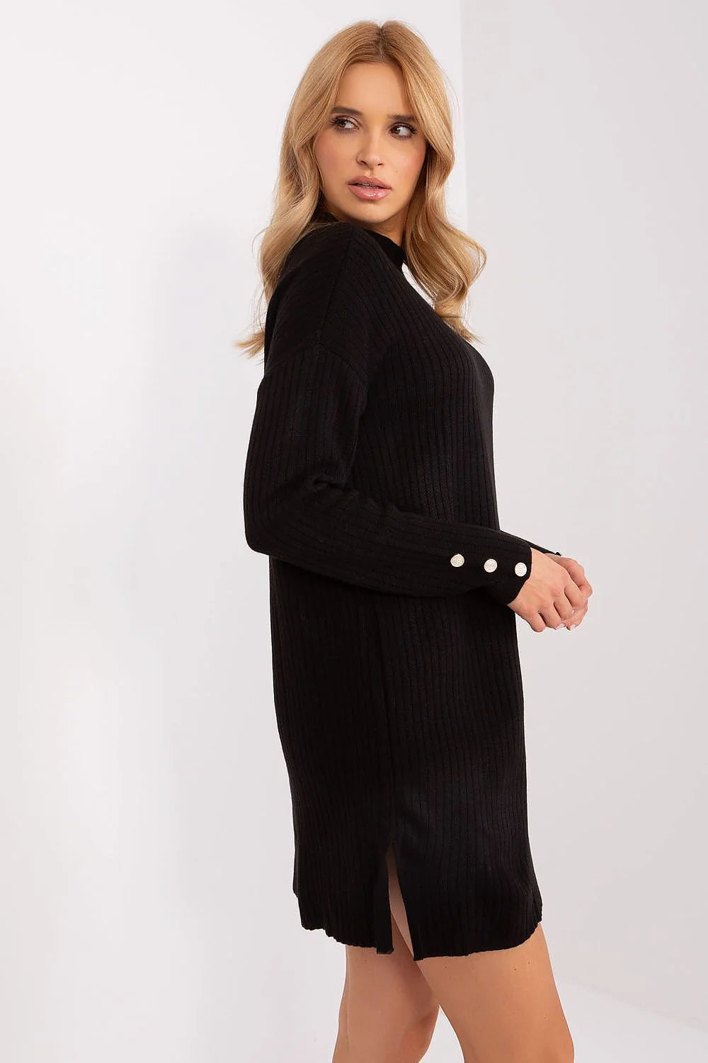 Robe pull femme élégante style moderne maille côtelée manches longues col rond noir uni fente latérale
