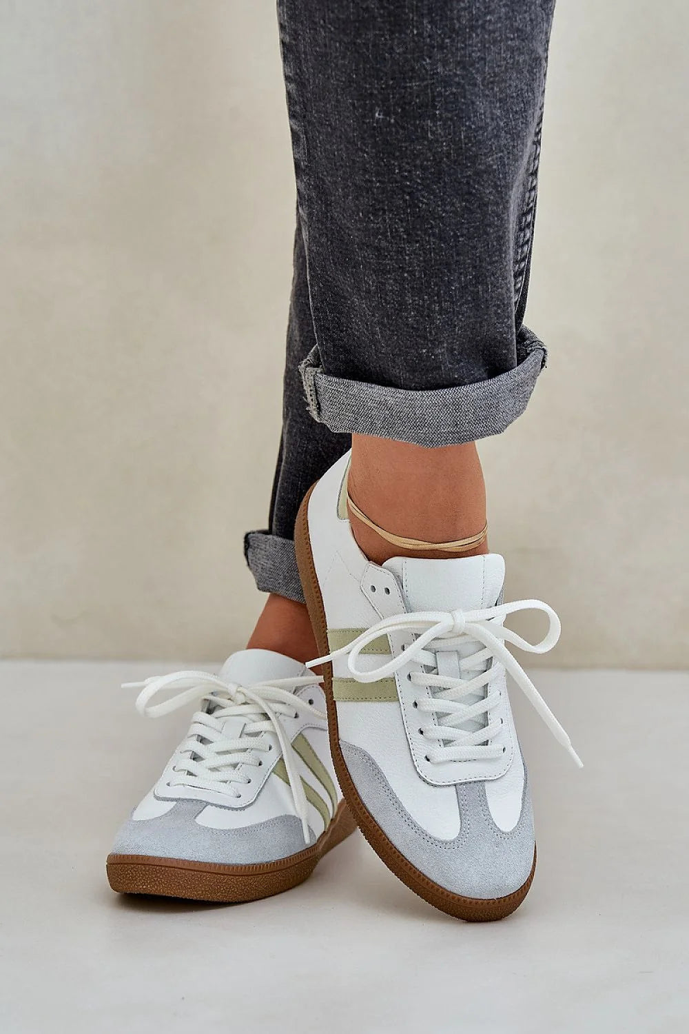 Chaussures de sport modernes pour femmes cuir blanc daim gris bandes vertes lacets blancs semelle caoutchouc