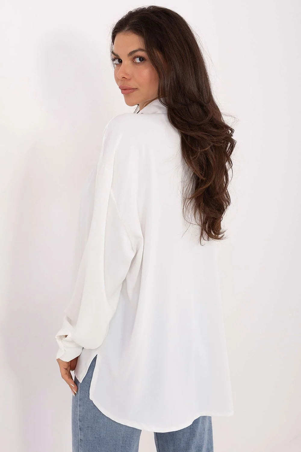 chemisier élégant féminin longue asymétrique dos allongé fluide polyester léger tactile manches bouffantes col large jabot subtil polyvalent chic festif