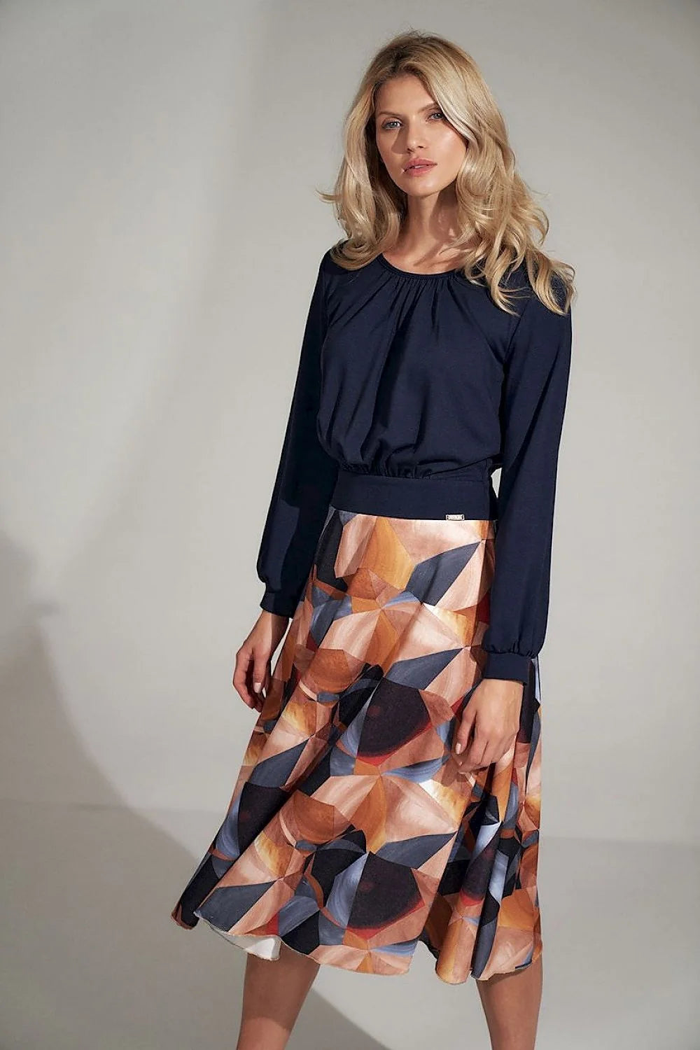 Tenue élégante en tissu léger haut bleu marine manches longues jupe motifs géométriques classiques