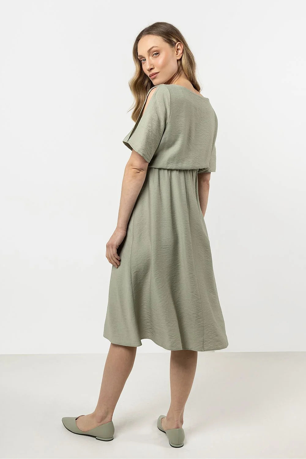 Robe de jour élégante awama coupe fluide manches courtes encolure bateau taille élastiquée sage vert femme