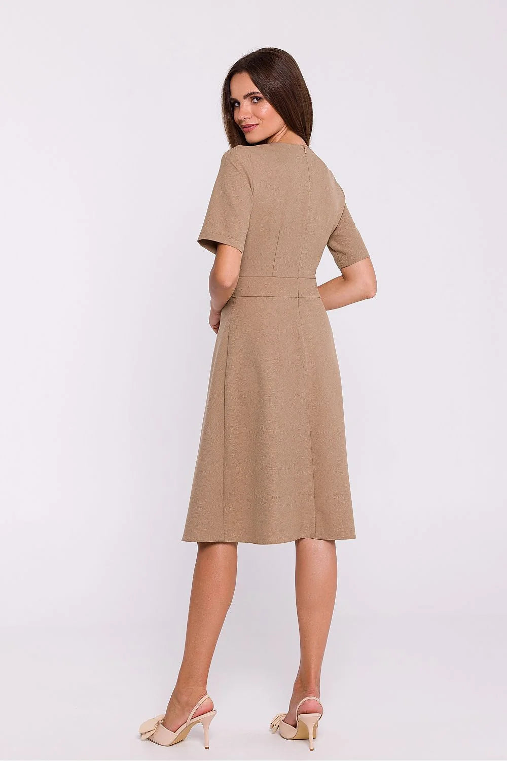 Robe de jour Stylove élégante beige manches courtes dos nu fermeture éclair silhouette évasée genou longueur femme