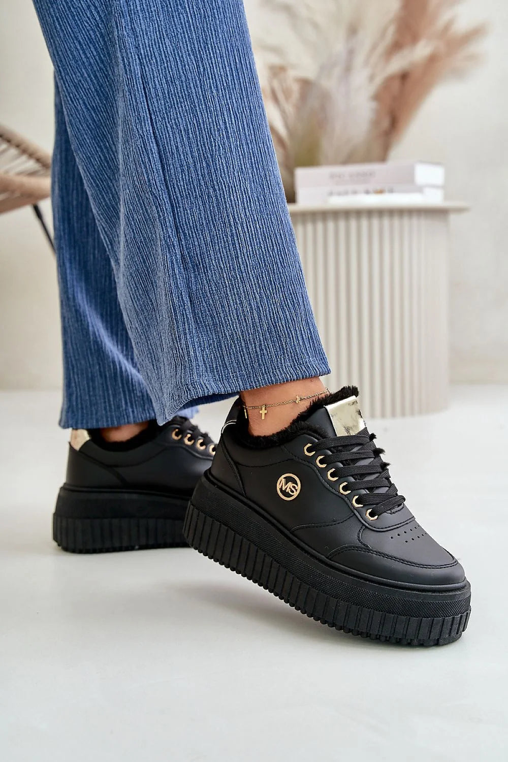 Chaussures de sport modernes tendance pour femmes en cuir artificiel fourrure doublure semelle épaisse noir doré taille ajustable baskets urbaines