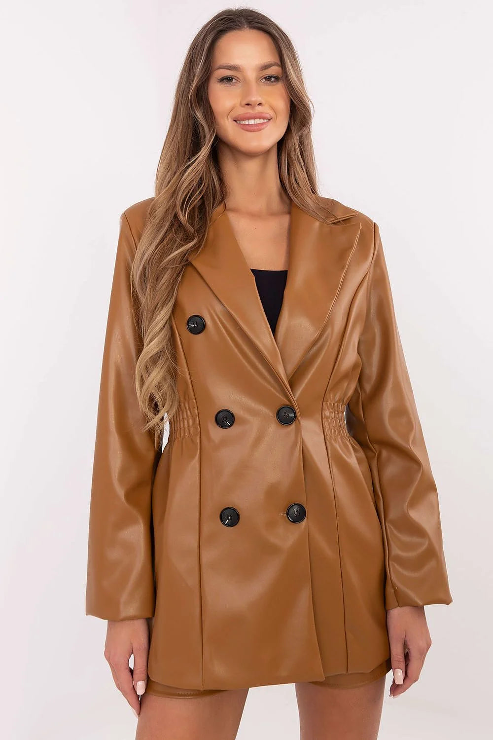 Veste blazer femme en éco-cuir marron camel style classique modernisé longueur standard fermeture double boutons noirs coupe ajustée automne hiver printemps