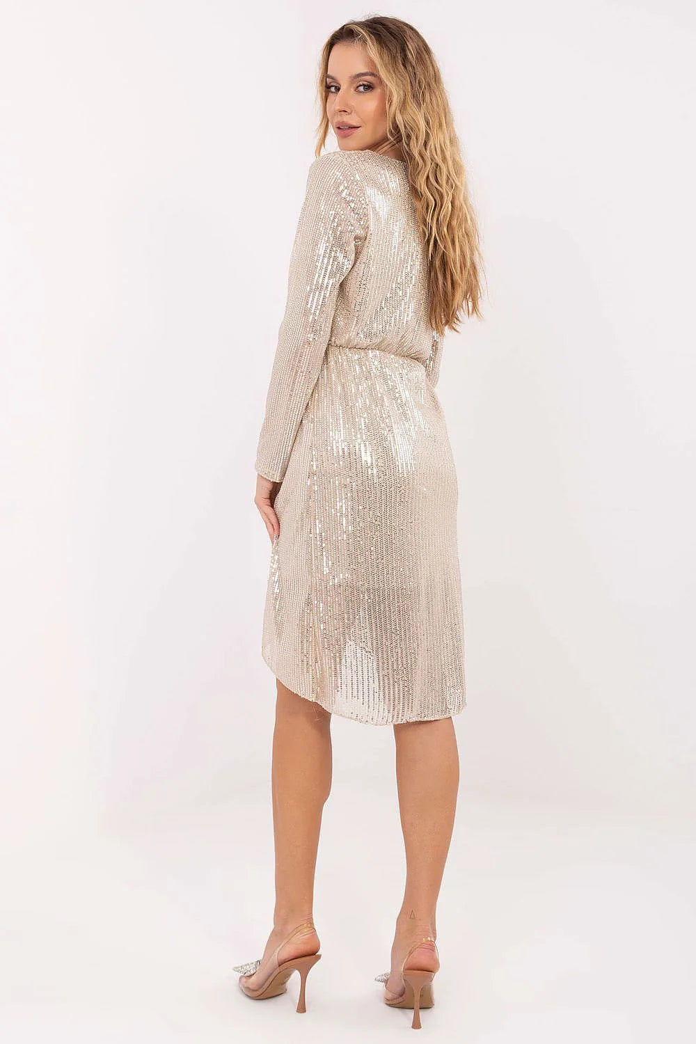 robe soirée portefeuille courte champagne doré paillettes métallisées décolleté V manches longues ajustée taille marquée jupe tulipe drapée