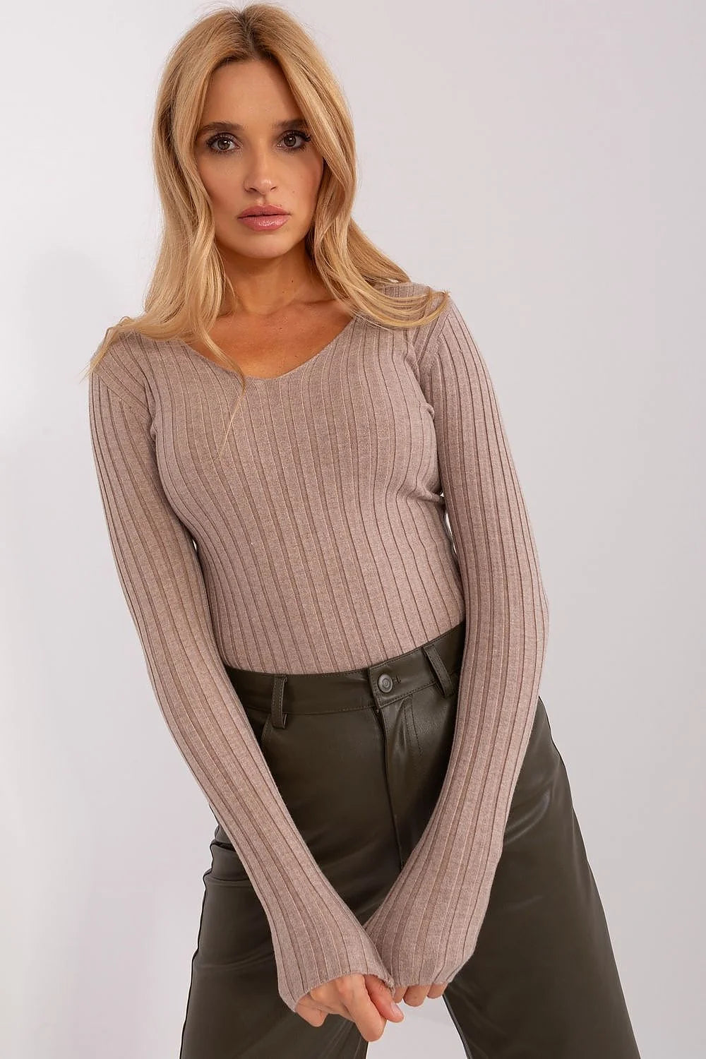 pull côtelé femme viscose douce manches longues encolureV ajusté taupe beige extensible silhouette moulante minimaliste intemporel confortable superposable