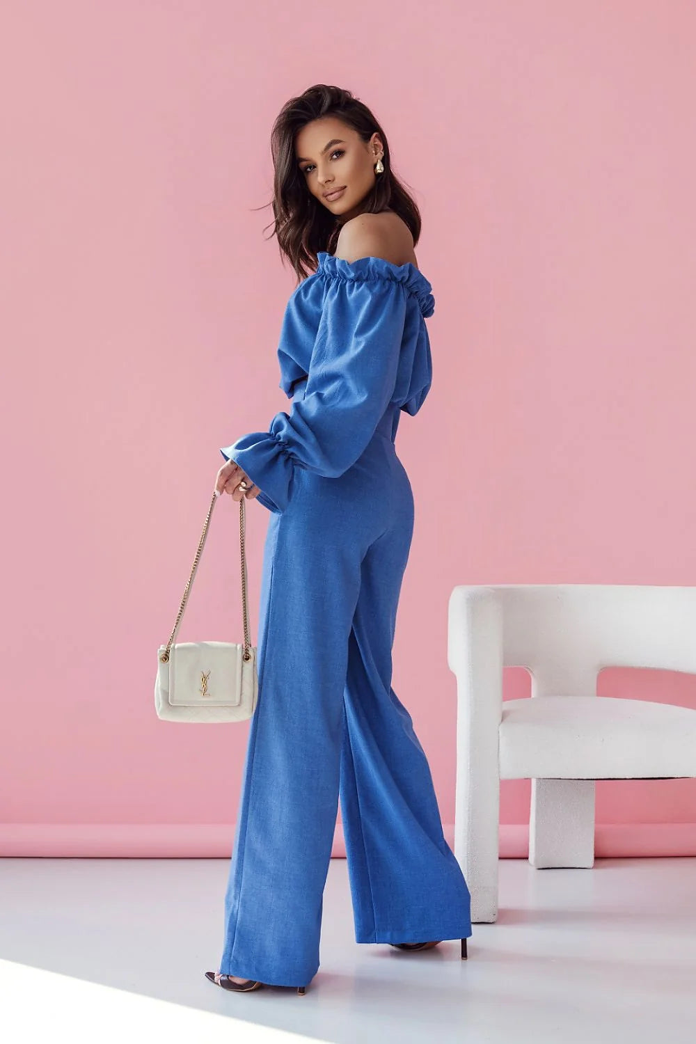 ensemble Balancia féminin élégant bleu cobalt bardot épaules dénudées encolure froncée manches bouffantes poignets élastiqués pantalon palazzo taille haute fluide