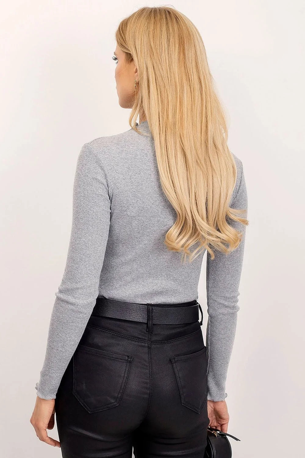 chemisier femme manches longues col montant maille côtelée blanc ajusté ceinturé taille festonnés poignets finitions délicates hypoallergénique extensible élégant polyvalent