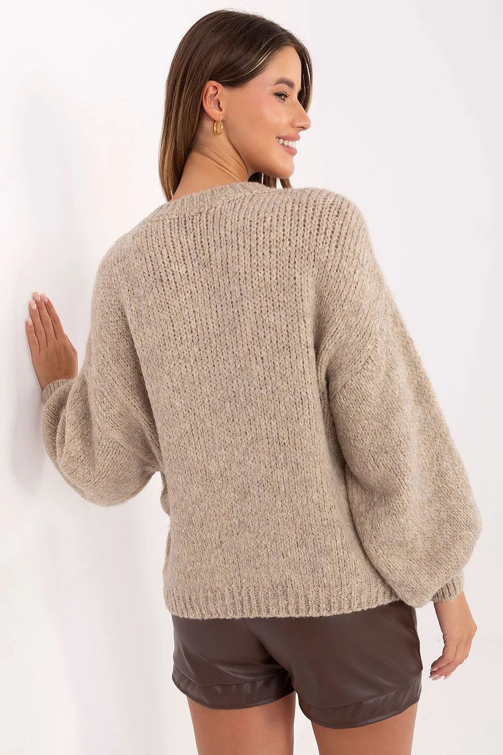 pull femme oversize grosse maille beige taupe col rond manches bouffantes poignets côtelés texture moelleuse duveteuse coupe courte cocooning chic