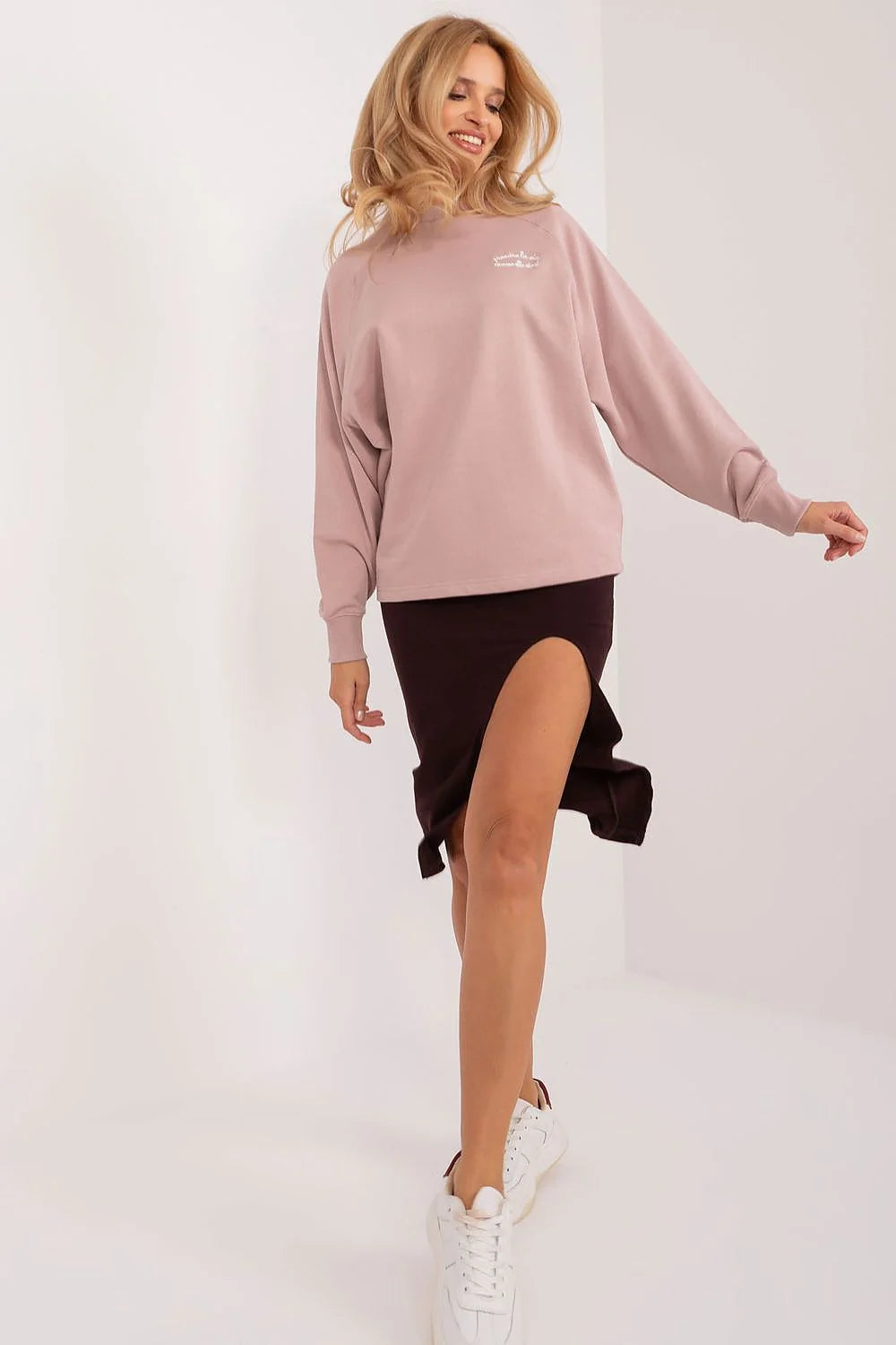 Sweatshirt Sublevel pour femme longues manches ample coupe encolure ras-du-cou couleur rose poudré coton haute qualité broderie blanche poignets bord-côte ourlet droit