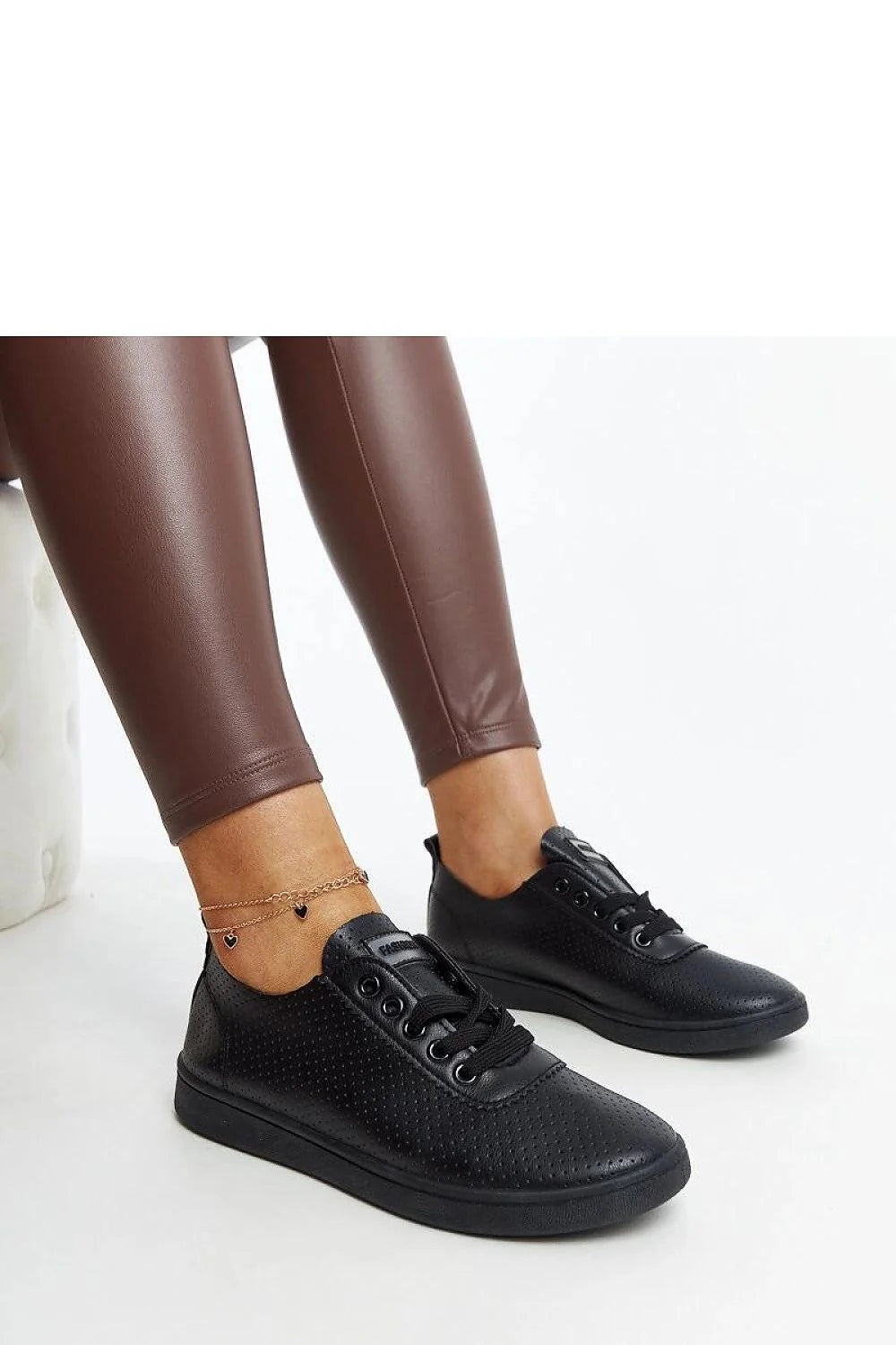 Sneakers pour femmes design moderne élégant couleur noire cuir synthétique perforations semelle épaisse lacets noirs robe soirée casual