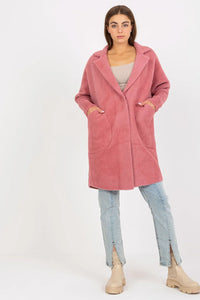 Manteau laine bouclée rosé antique oversize moderne long large col revers patch poches intégrées manches longues décontracté élégant