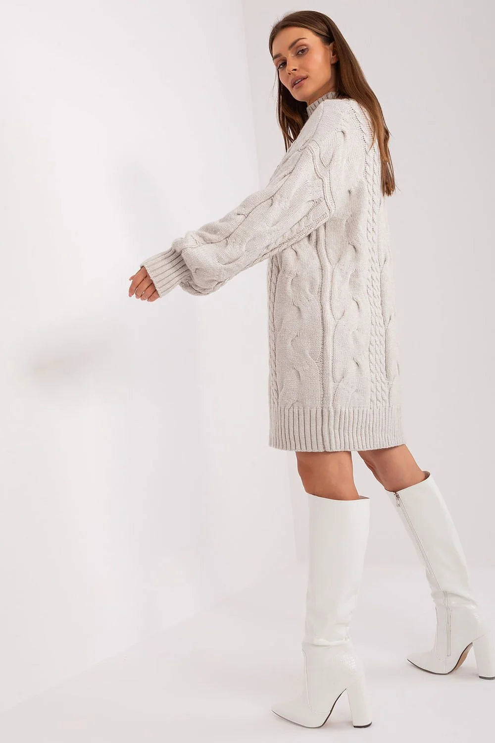 Robe pull tricotée motif torsadé couleur gris clair manches longues col montant côtelé femme