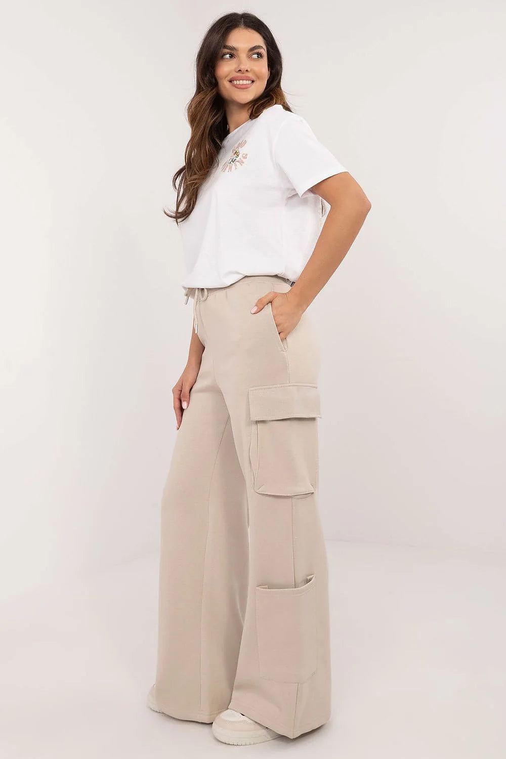Pantalon survêtement cargo femme beige coton polyester taille élastique poches latérales jambes larges style décontracté