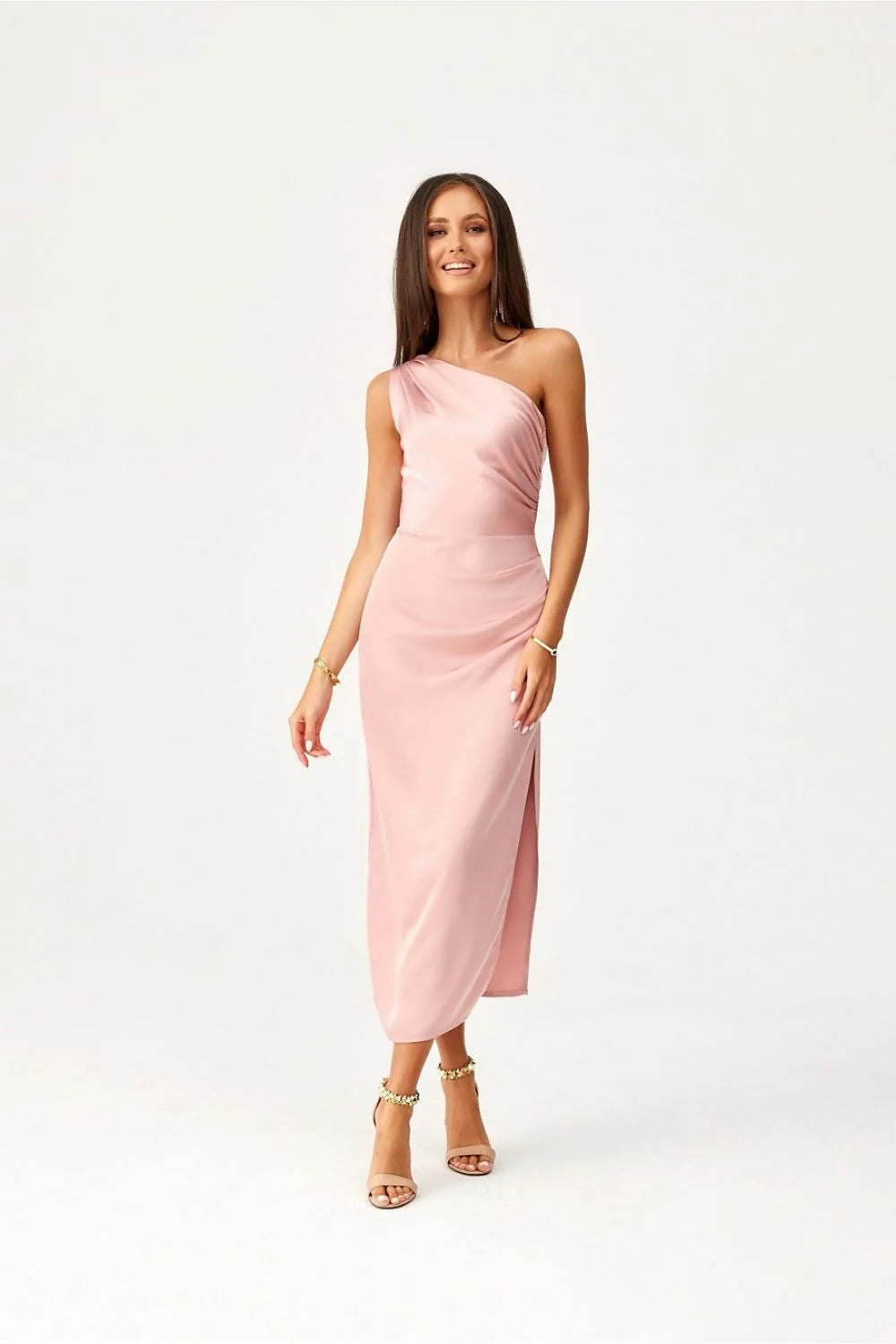 robe soirée midi satin pastel rose poudré asymétrique fourreau ajustée drapé taille ruché fente latérale brillante fluide élégante sophistiquée cérémonie