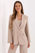 veste blazer femme beige nude simple bouton revers crantés poches rabat manches longues structuré coupe cintrée princesse hanches