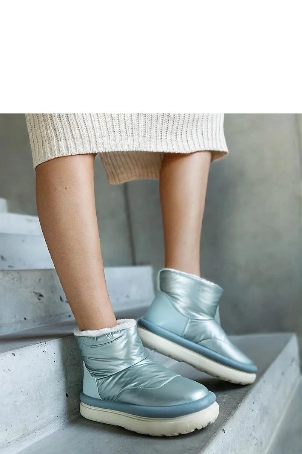 Bottes de neige modernes pour femmes, bleu métallisé, synthétique imperméable, doublure isolante, semelle caoutchouc anti-glisse, style urbain, tendance, mode hiver, bottines d'hiver