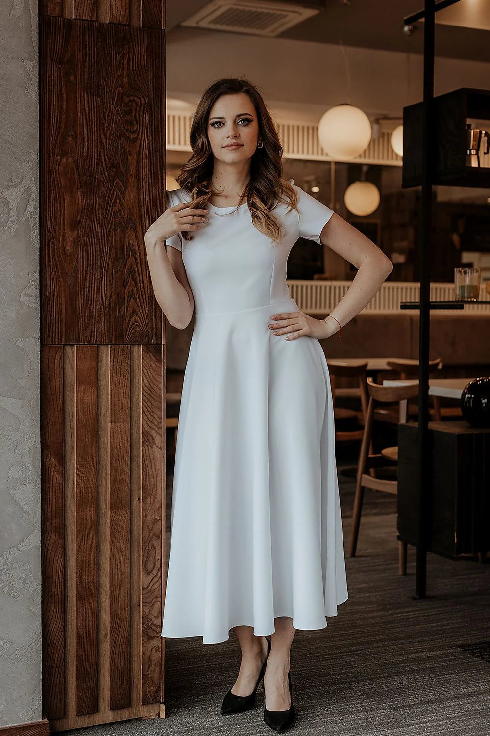 Robe élégante longue manches courtes col rond tissu soyeux couleur bleu pétrole taille ajustable pour femme