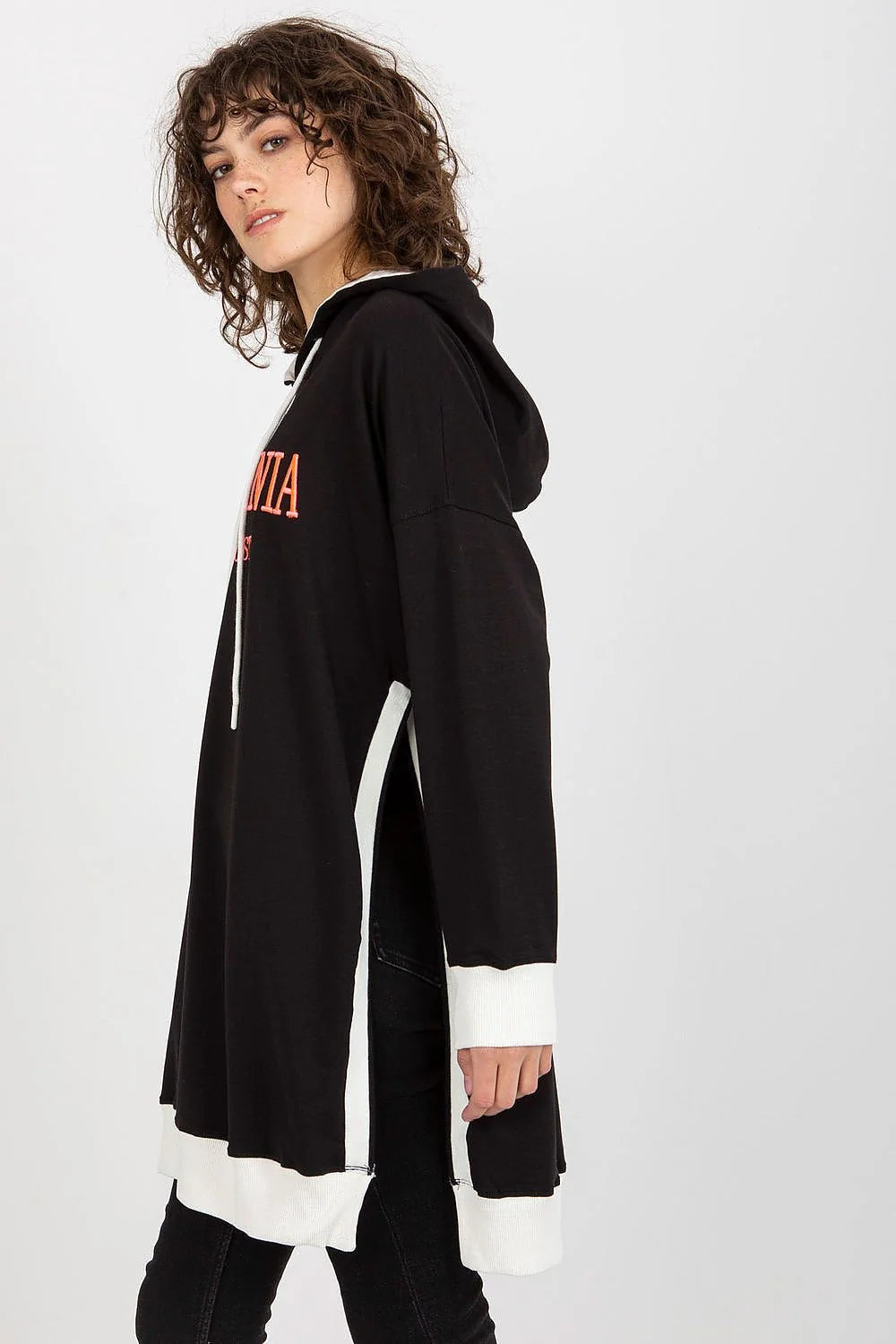 Sweatshirt femme style casual moderne oversize longueur california west coast coton polyester élasthanne noir blanc rouge