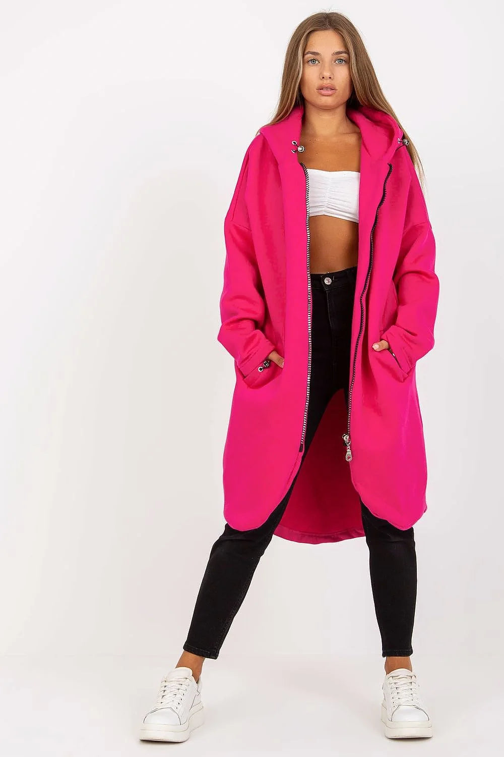 Manteau pour femmes design moderne audacieux couleur fuchsia vif coupe oversize matériau structuré fonctionnalité confort