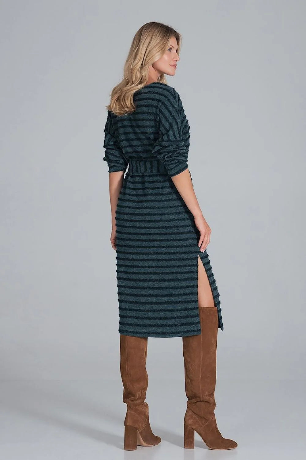 Robe tricot rayée grise élégante et décontractée avec ceinture pour un style chic quotidien