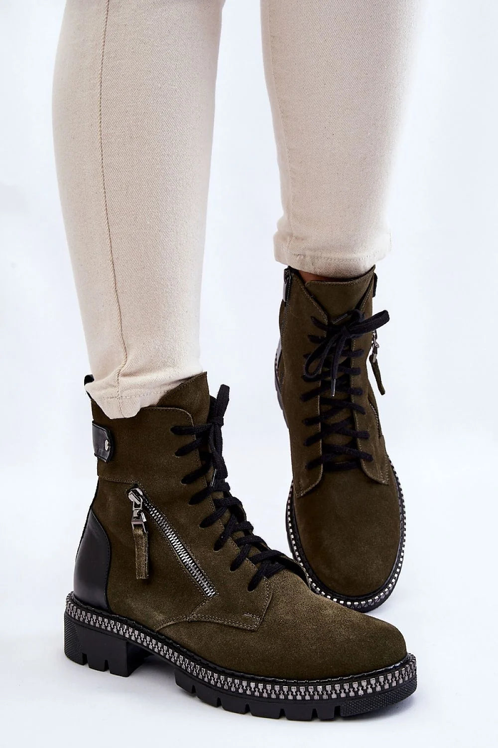 Bottes femme style urbain moderne cuir suédé kaki noir talon plat semelle antidérapante lacing personnalisable