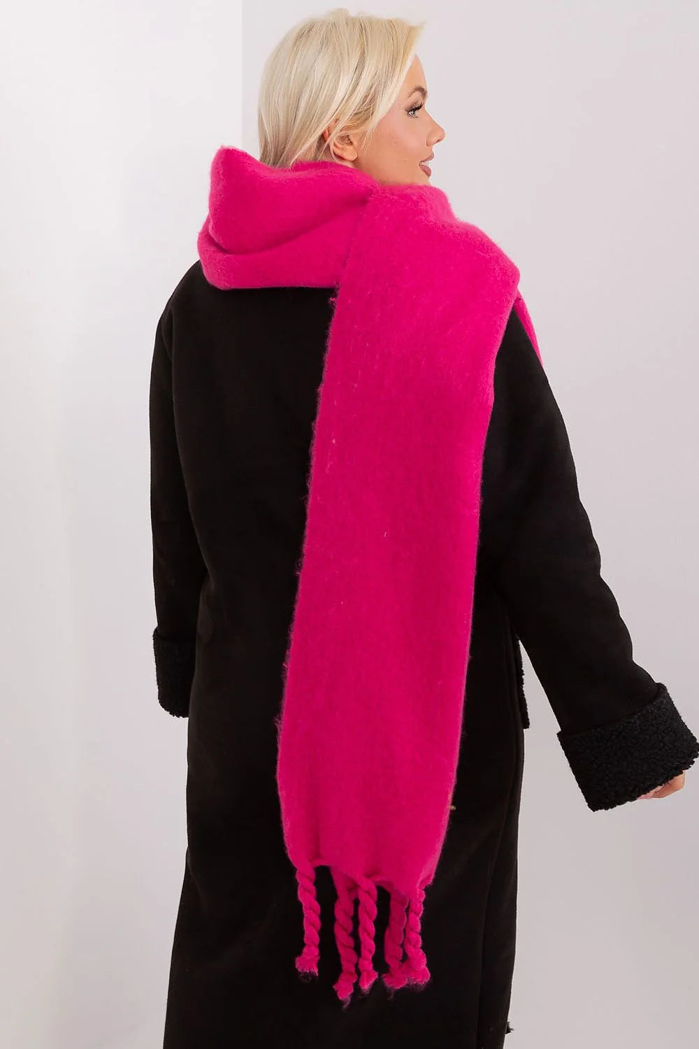 Écharpe pour femme moderne audacieuse couleur fuchsia vif texture douce mohair longueur généreuse franges torsadées style hivernal