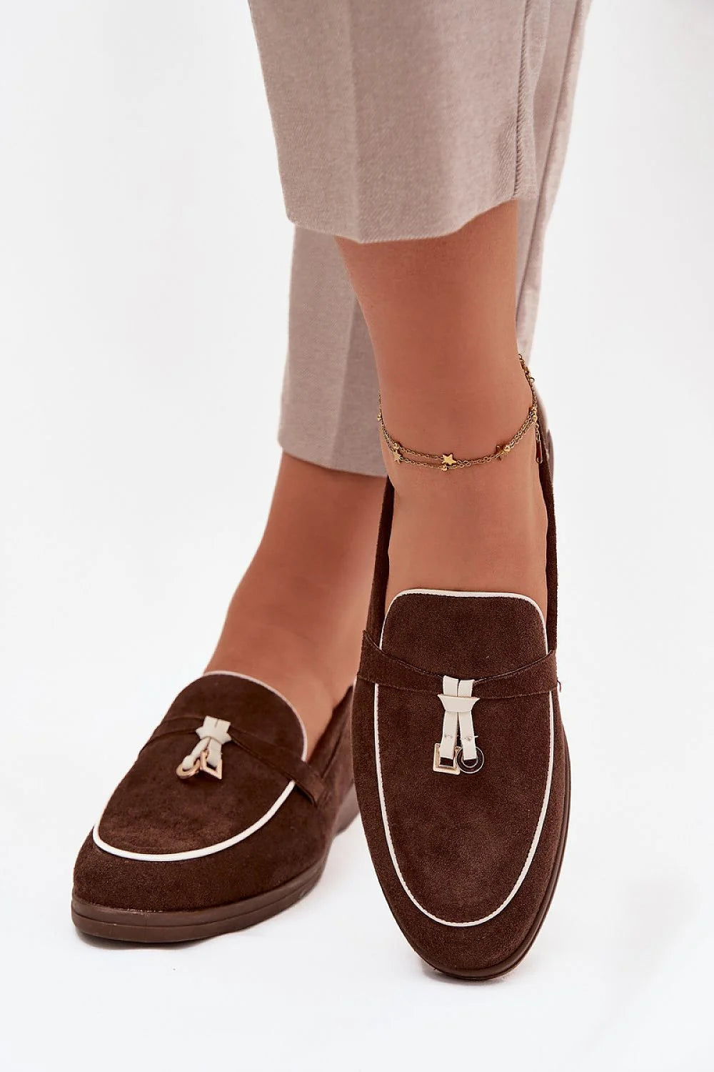 mocassins femme suédine écologique marron chocolat loafers bout arrondi passepoil blanc contrastant ornement métallique argenté semelle caoutchouc antidérapante sans lacets