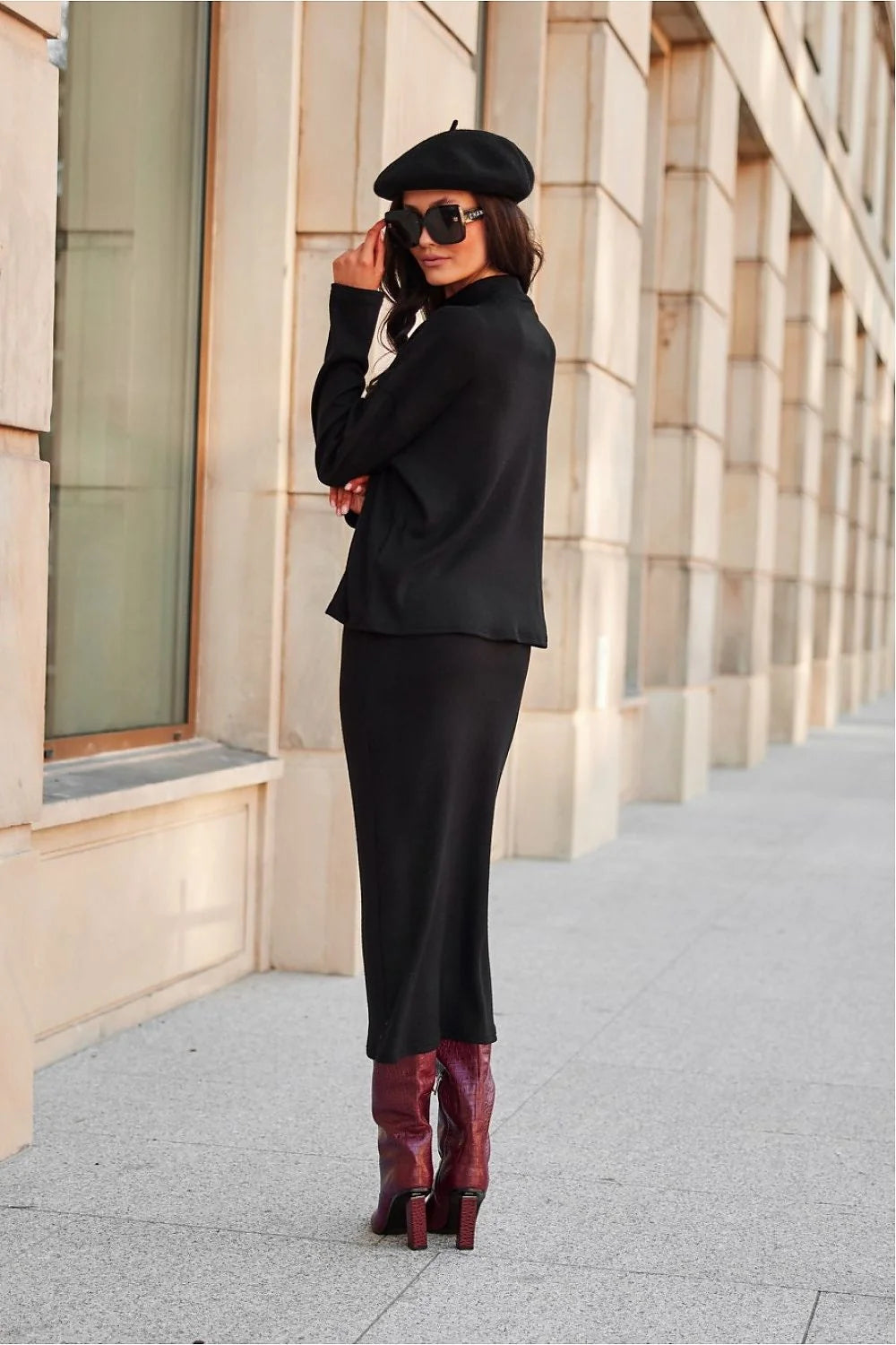 robe longue élégante jersey noir col montant manches longues coupe ajustée taille haute maille fine fluide confortable soignée silhouette fuselée