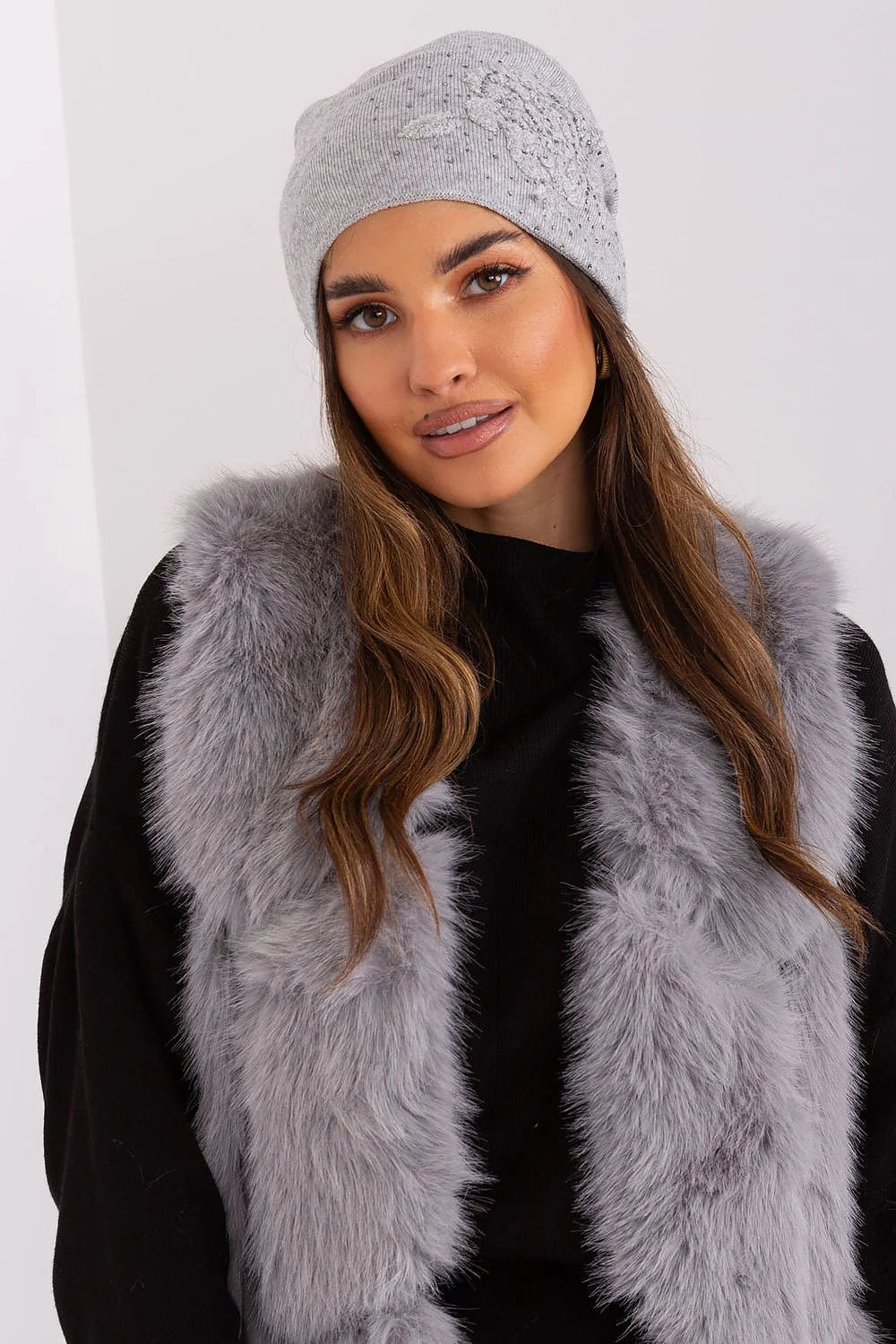 Bonnet et veste sans manches hiver femme élégant moderne motif floral sequins acrylique coton cachemire grise douce ajustée fourrure synthétique
