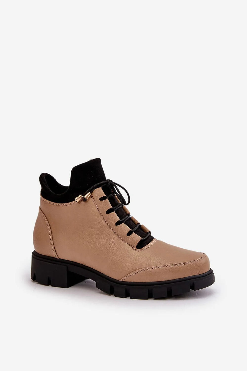 Bottines Jezzi modernes pour femme en cuir artificiel beige, style casual urbain, talon plat, lacets noirs dorés, fabrication de qualité