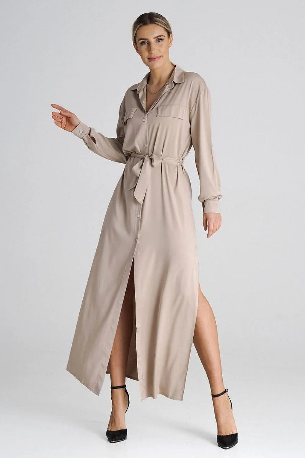 robe chemise longue maxi beige fluide légère polyester manches longues poignets boutonnés ceinture taille fentes latérales col classique ajustée élégante
