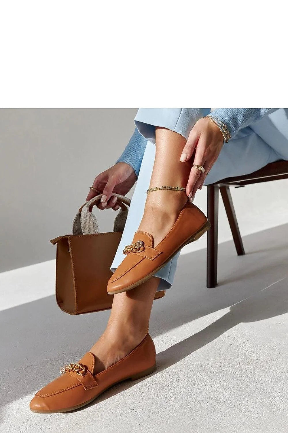 Moccasins pour femmes design élégant style intemporel chaîne dorée similicuir couleur camel confortable occasion polyvalente