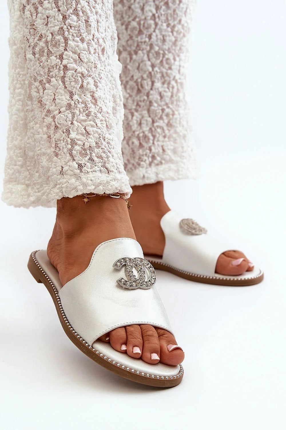 Sandales élégantes pour femmes ouvertes à bout ouvert ornement métallique circulaire cuir artificiel blanc argenté semelle plane marron perles métalliques occasion versatile été soir