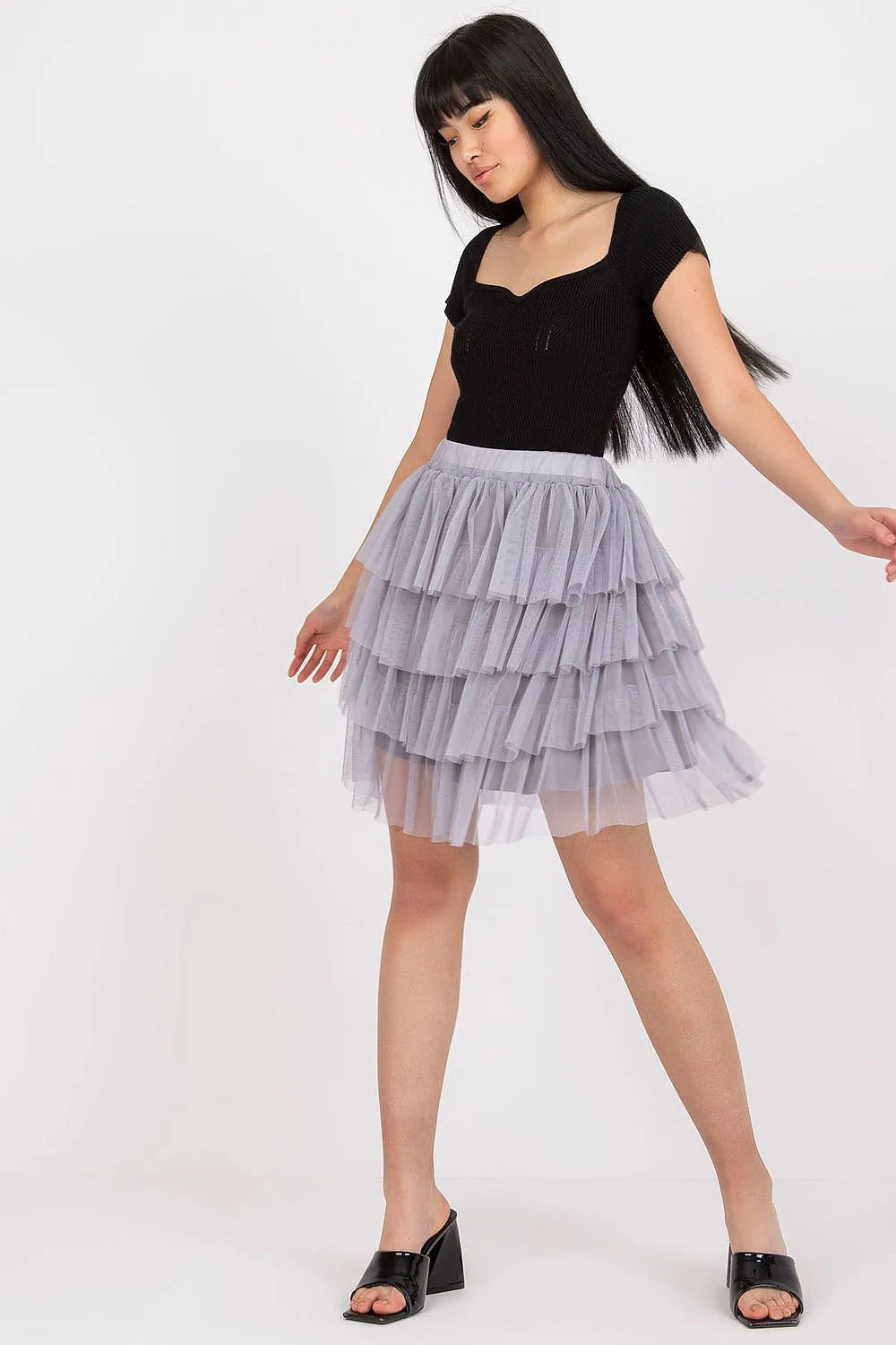 Ensemble femme haut ajusté en tricot manches courtes encolure cœur jupe tulle volants longueur midi couleur noire et gris clair