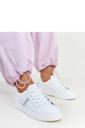 baskets basses femmes blanches similicuir tige perforée bandes latérales bout rond semelle caoutchouc épaisse flexible col rembourré confort
