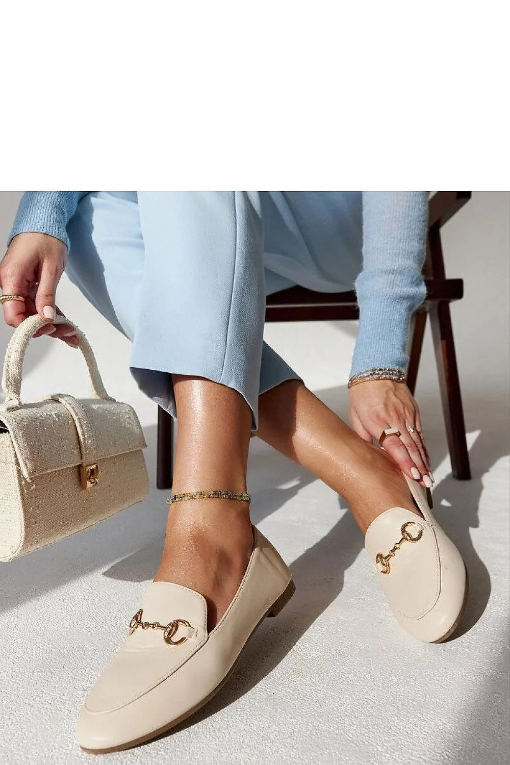mocassins Solea femmes beige cuir écologique lisse semelle plate talon bout carré bride chaîne dorée minimaliste polyvalent élégant confortable intemporel