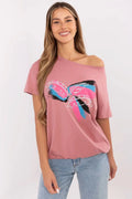 T-shirt femme design asymétrique motif artistique coton élasthanne style décontracté rose pâle manches courtes col rond épaule découverte